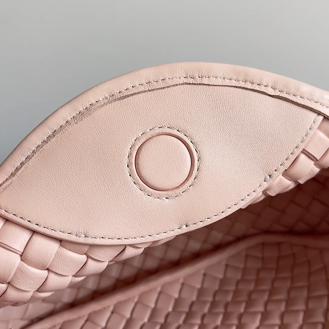 Batch 1760 BOTTEGA VENETA's new mini COBBLE bag. This season's mini Cobble series brings a new style of handbag. The body of the bag resembles the shape of a "Yuanbao", giving you good luck throughout autumn and winter! This Yuanbao bag is made of three pieces of quilted cotton and has an unlined body, showing its quiet power. The bag is carefully designed to create a three-dimensional look. The joints and edges are decorated with lambskin strips to create a sense of simplicity. The handbag is not lined, so you can directly appreciate the consistent lambskin on the outside and inside. It is beautiful both inside and outside. The top handle of this handbag is made of leather-wrapped rope and is quite sturdy. The detachable shoulder strap is secured by a leather buckle inside the bag. Can be carried by hand, carried on the shoulder or cross-body, very easy to match! Style number: 805739 Size: 23*11*8cm